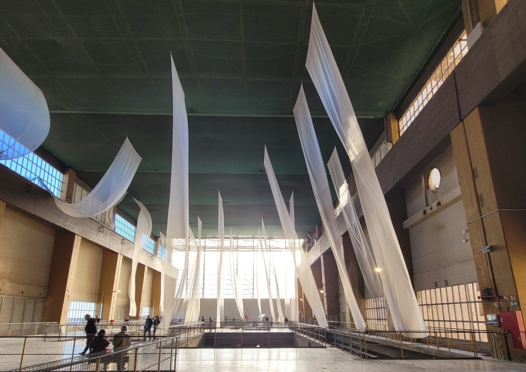 Manifesta 15 en Barcelona las Tres Chimeneas