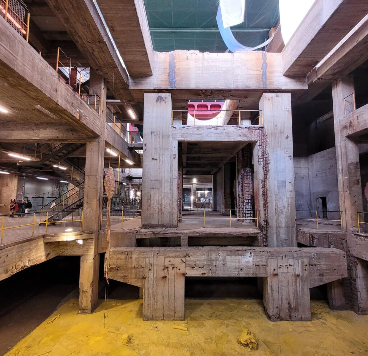 Manifesta 15 en Barcelona las Tres Chimeneas