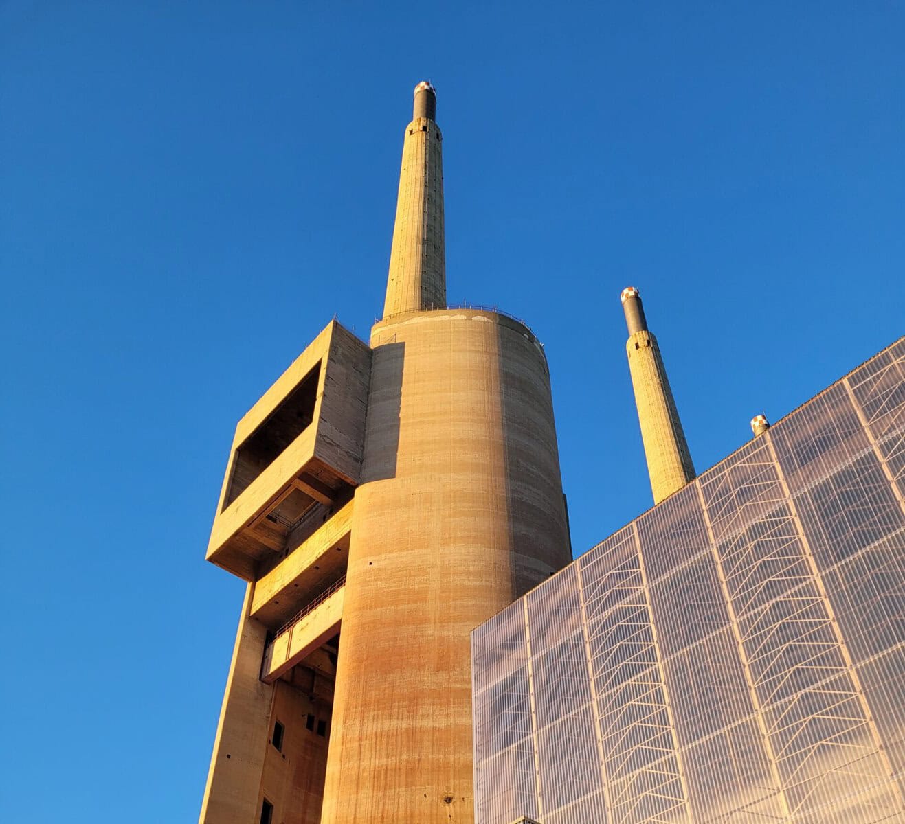 Manifesta 15 en Barcelona las Tres Chimeneas